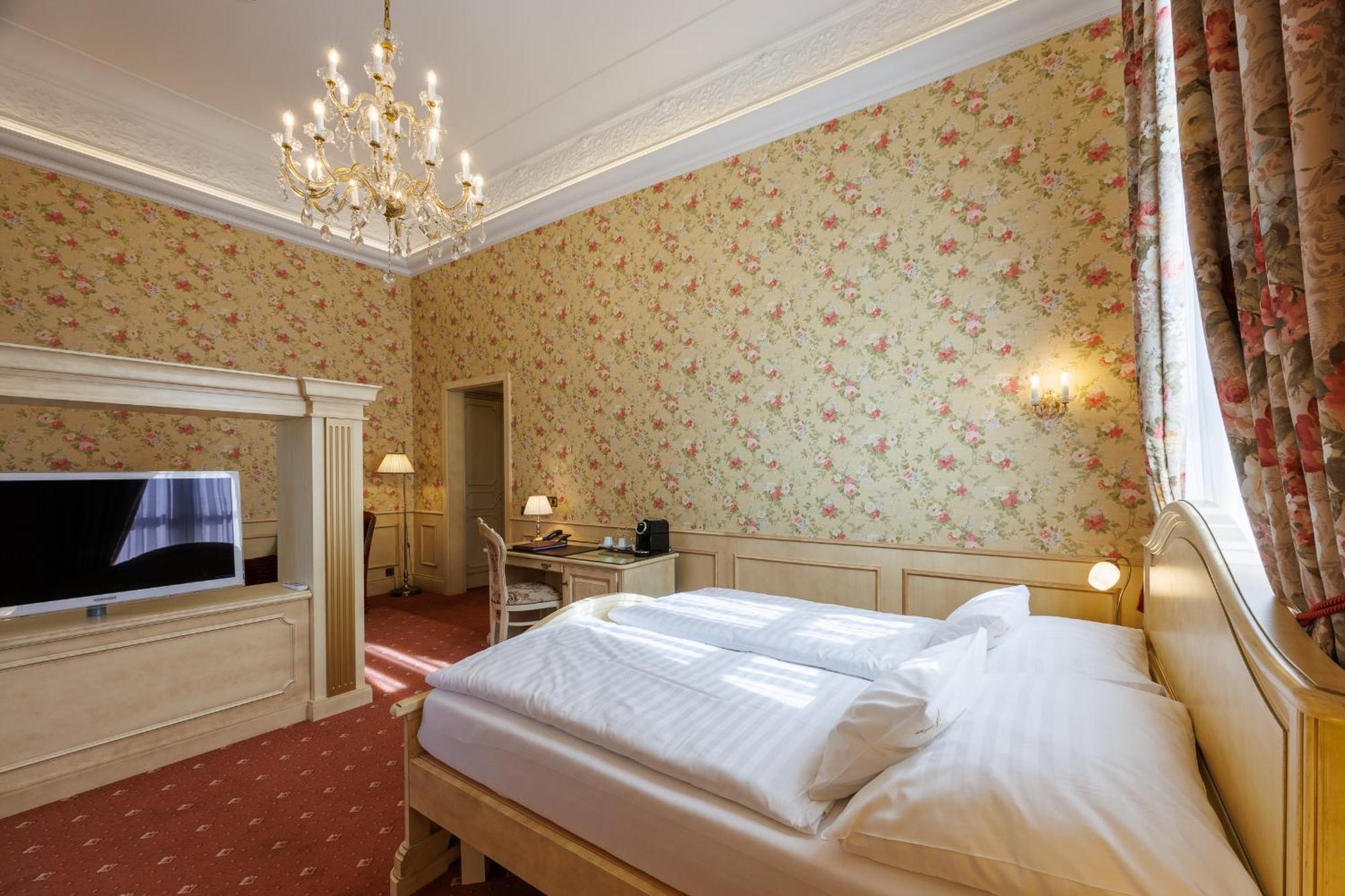Hotel Chateau Cihelny การ์โลวีวารี ภายนอก รูปภาพ