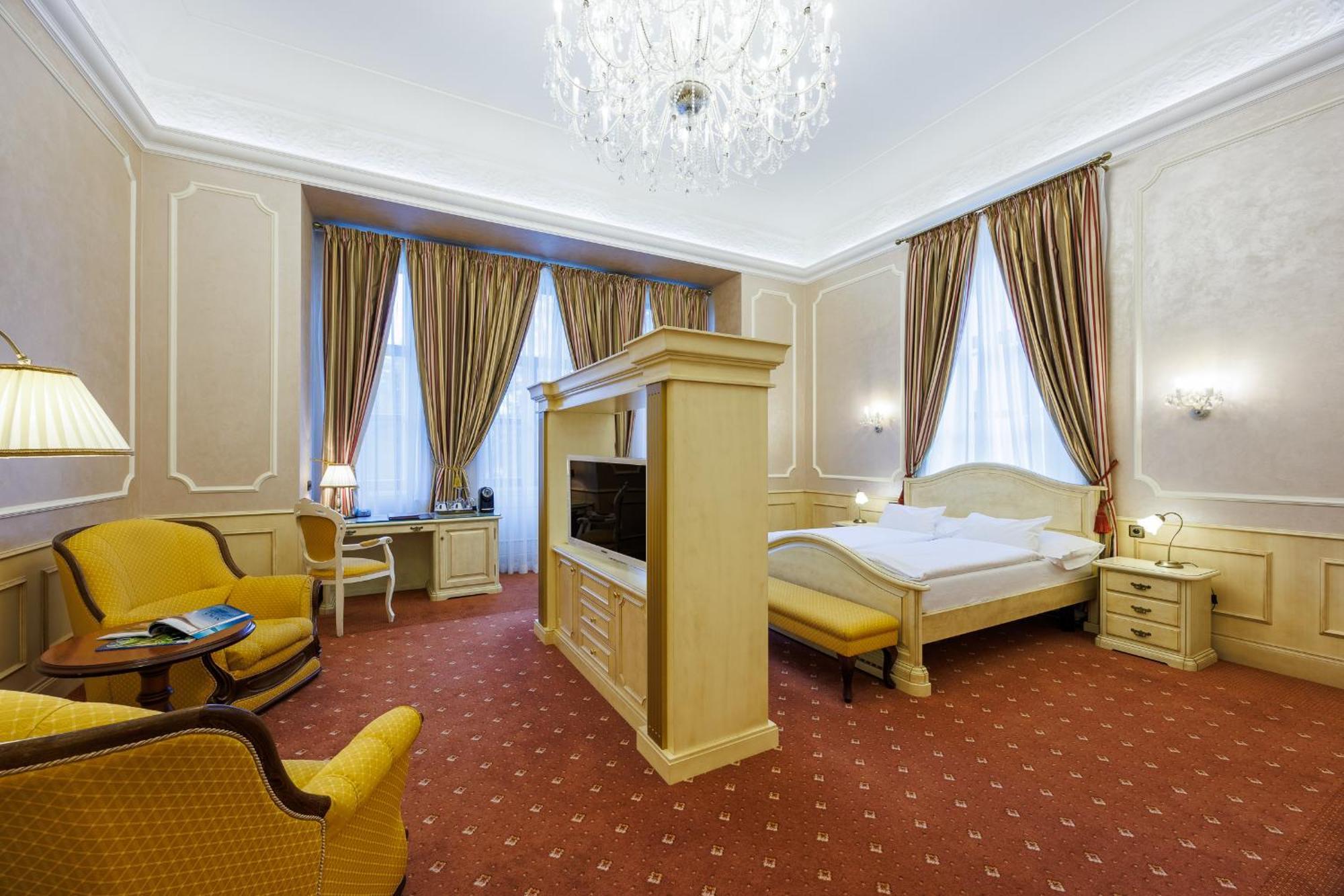 Hotel Chateau Cihelny การ์โลวีวารี ภายนอก รูปภาพ