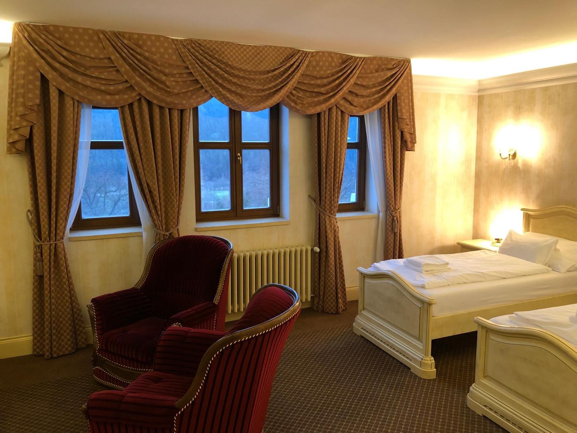 Hotel Chateau Cihelny การ์โลวีวารี ภายนอก รูปภาพ