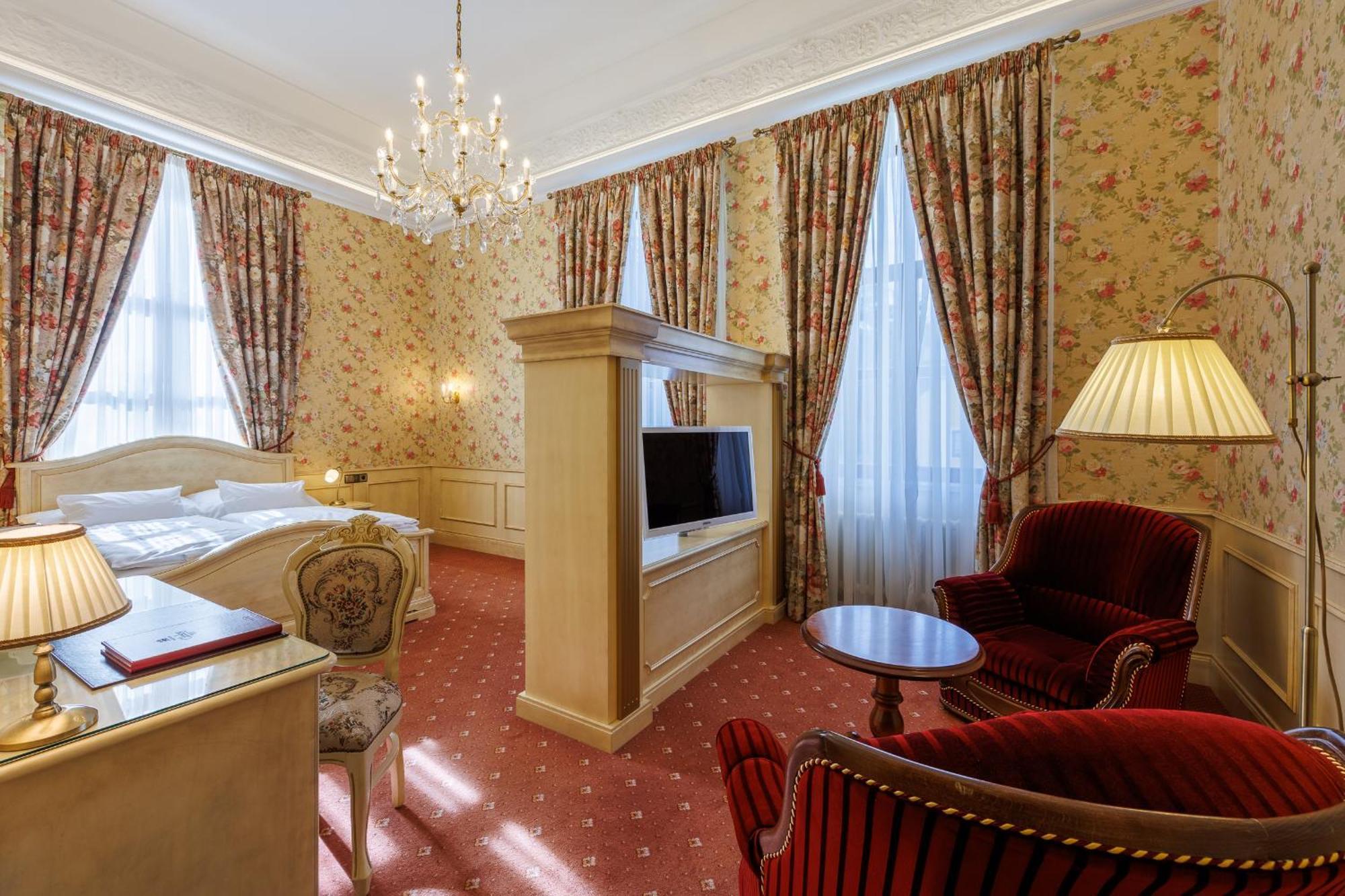 Hotel Chateau Cihelny การ์โลวีวารี ภายนอก รูปภาพ