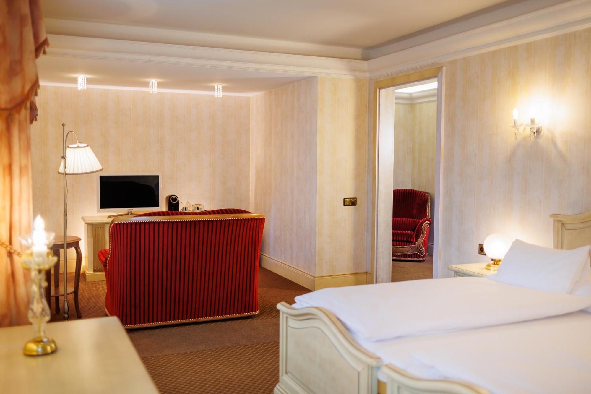 Hotel Chateau Cihelny การ์โลวีวารี ภายนอก รูปภาพ