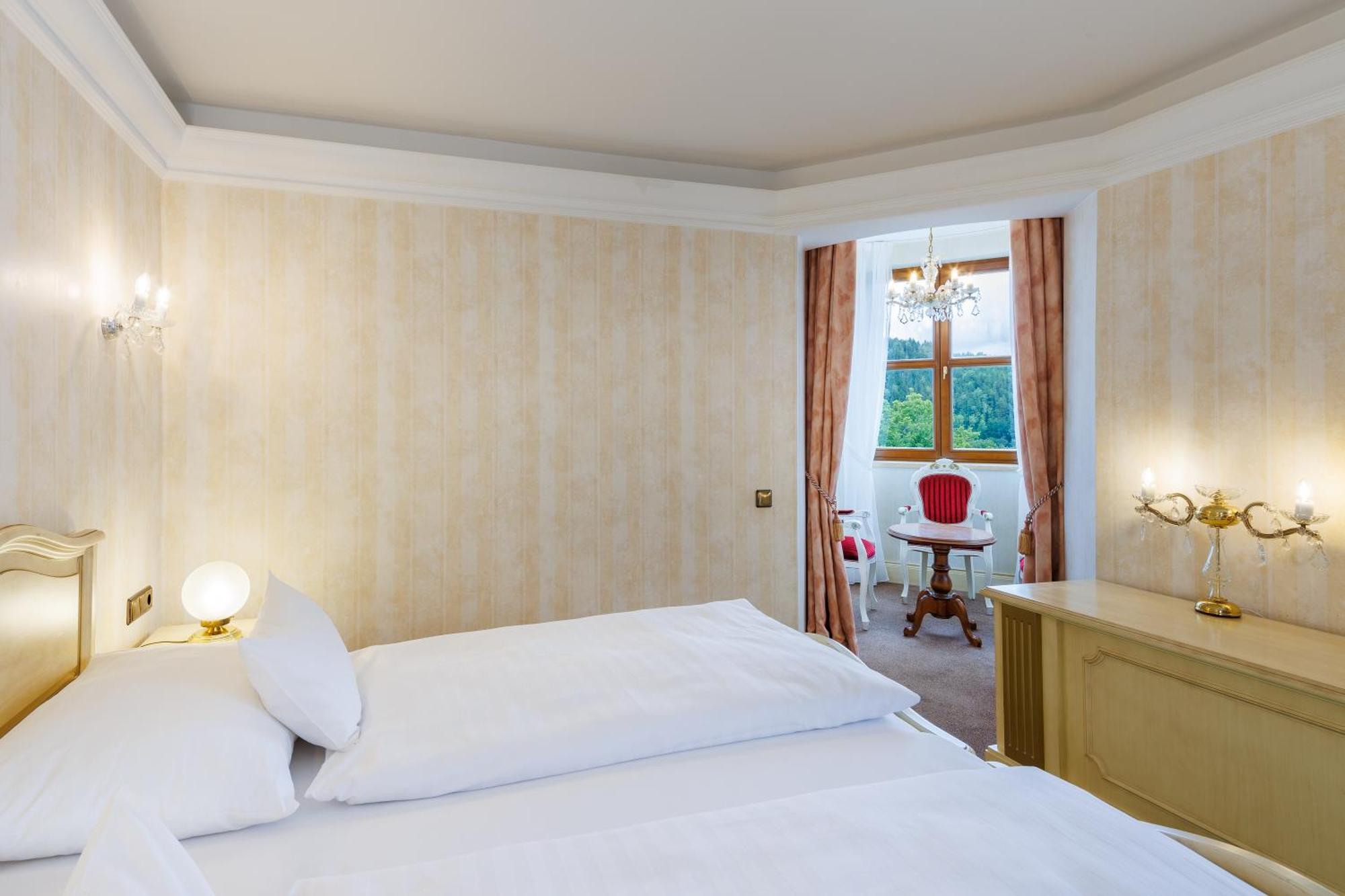 Hotel Chateau Cihelny การ์โลวีวารี ภายนอก รูปภาพ