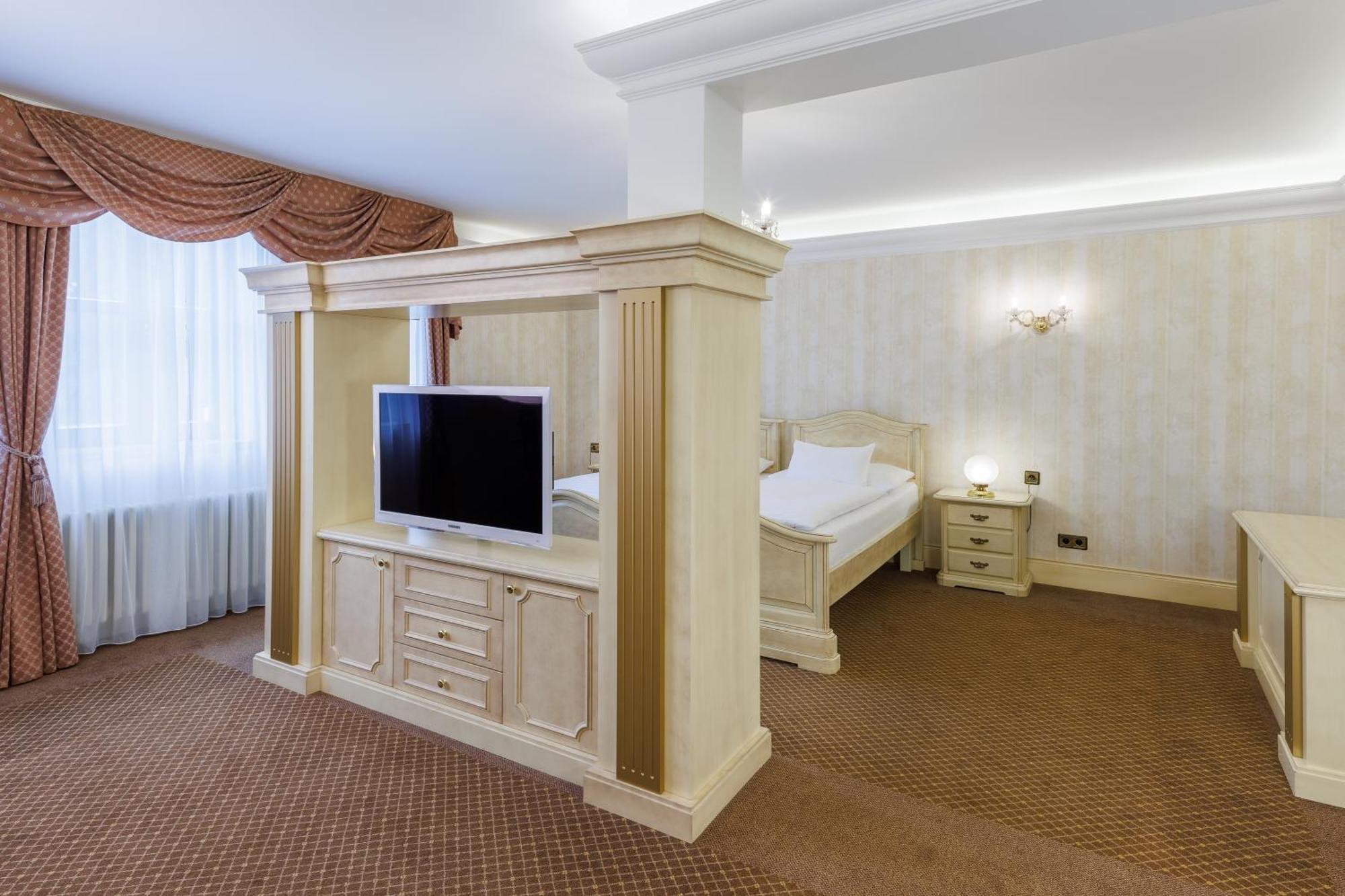 Hotel Chateau Cihelny การ์โลวีวารี ภายนอก รูปภาพ