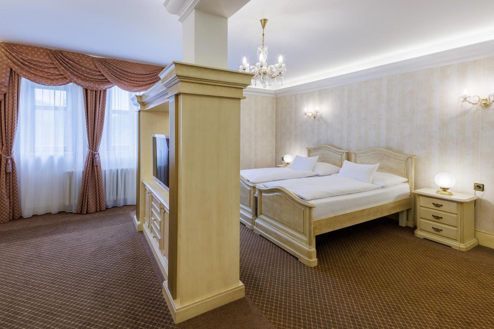 Hotel Chateau Cihelny การ์โลวีวารี ภายนอก รูปภาพ