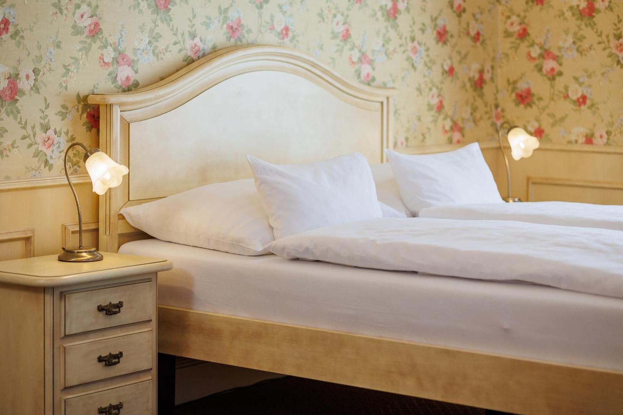 Hotel Chateau Cihelny การ์โลวีวารี ภายนอก รูปภาพ