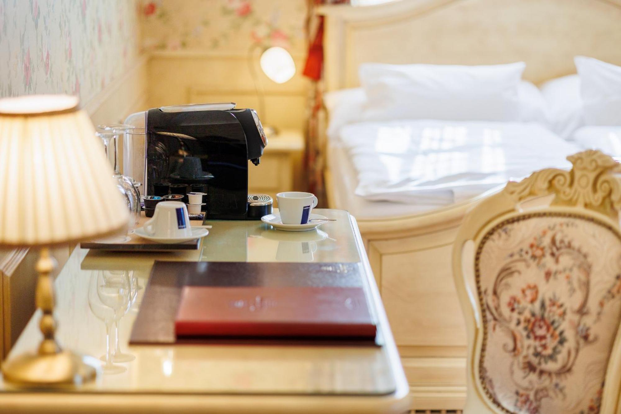 Hotel Chateau Cihelny การ์โลวีวารี ภายนอก รูปภาพ