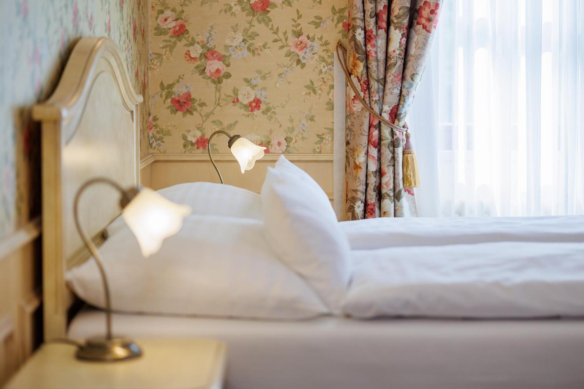 Hotel Chateau Cihelny การ์โลวีวารี ภายนอก รูปภาพ