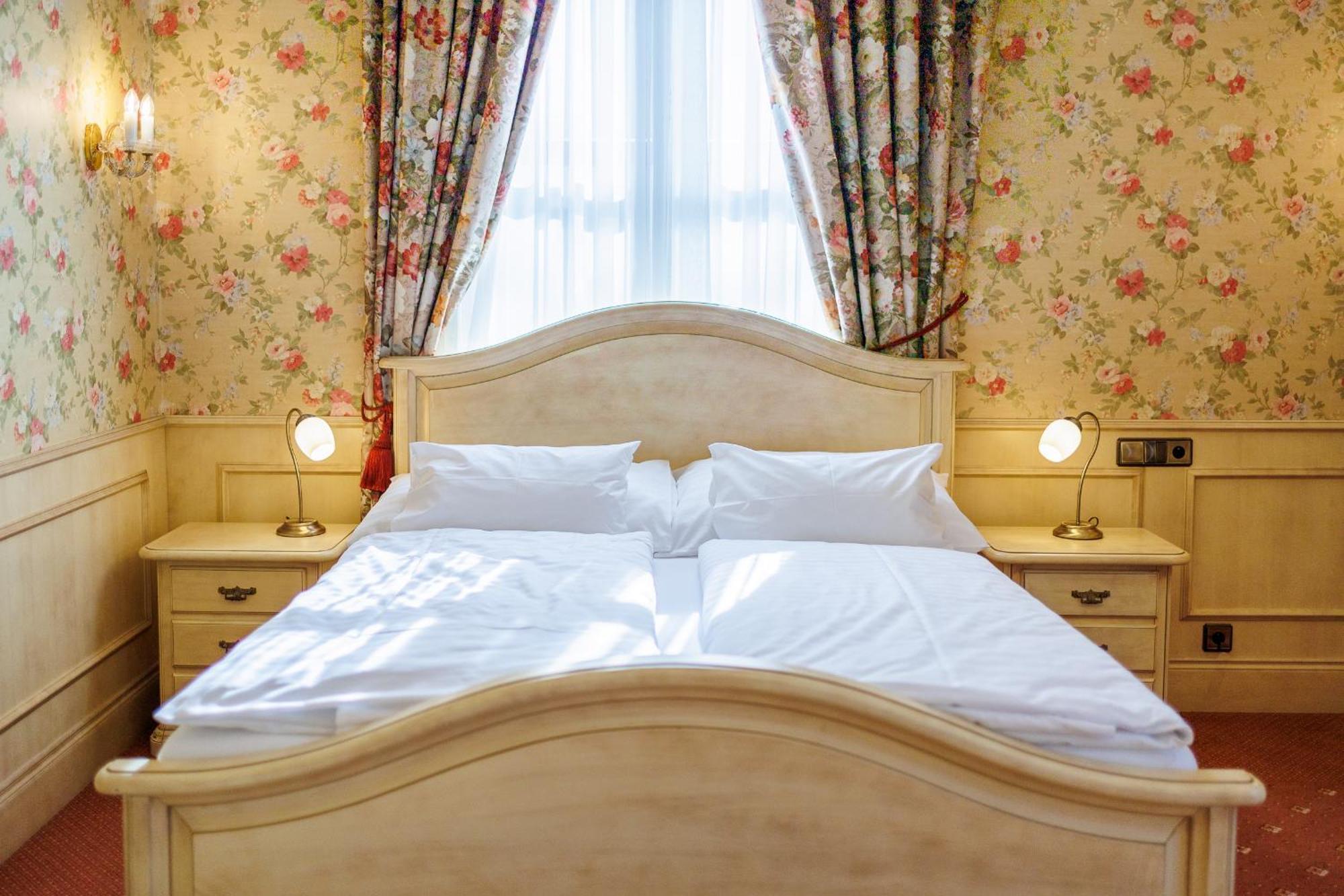 Hotel Chateau Cihelny การ์โลวีวารี ภายนอก รูปภาพ