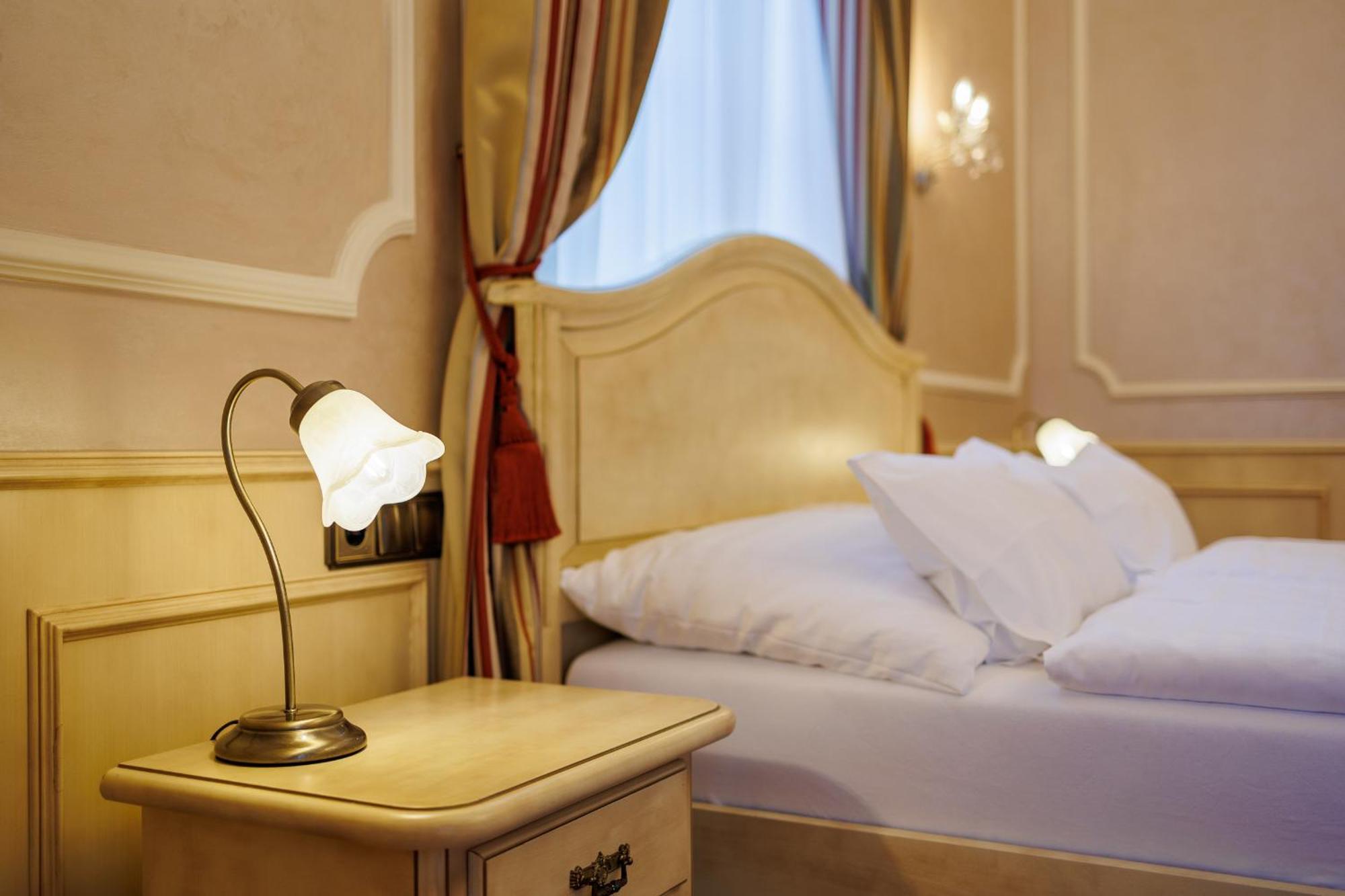 Hotel Chateau Cihelny การ์โลวีวารี ภายนอก รูปภาพ
