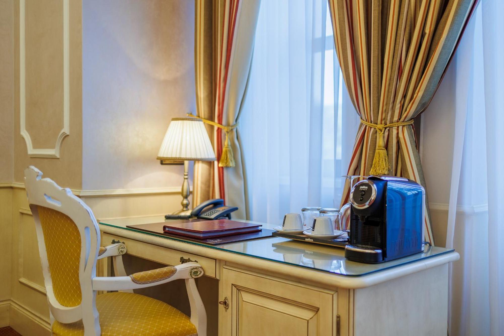 Hotel Chateau Cihelny การ์โลวีวารี ภายนอก รูปภาพ