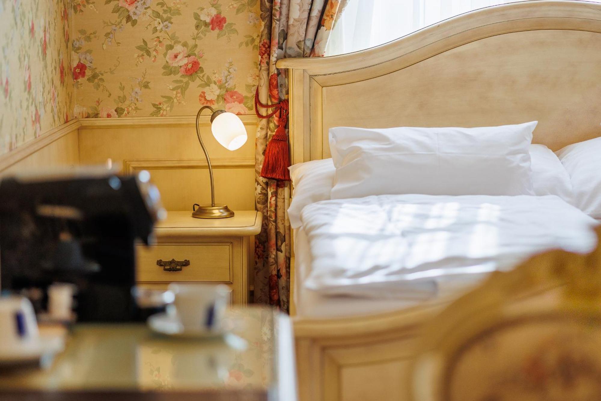 Hotel Chateau Cihelny การ์โลวีวารี ภายนอก รูปภาพ