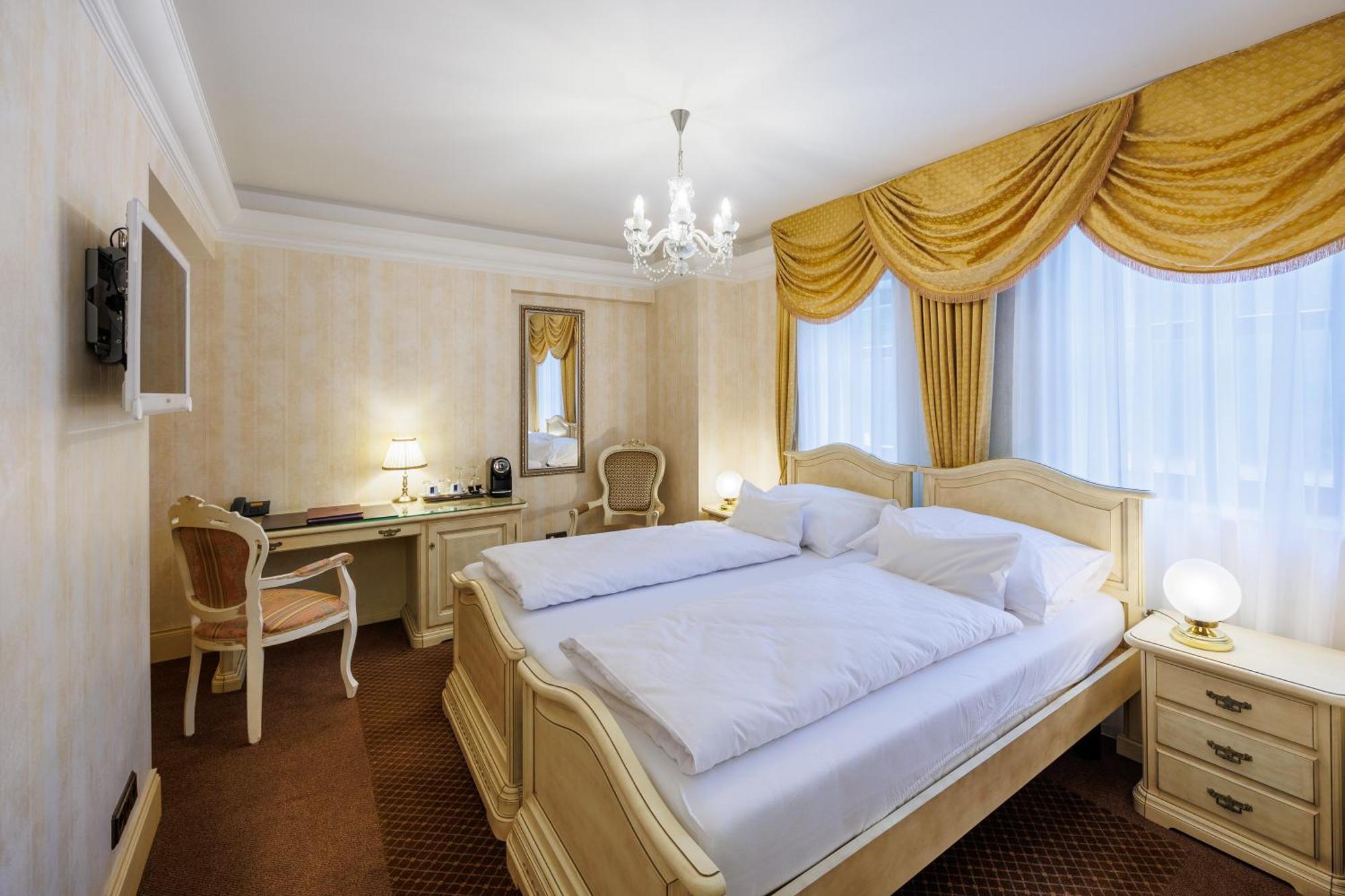 Hotel Chateau Cihelny การ์โลวีวารี ภายนอก รูปภาพ