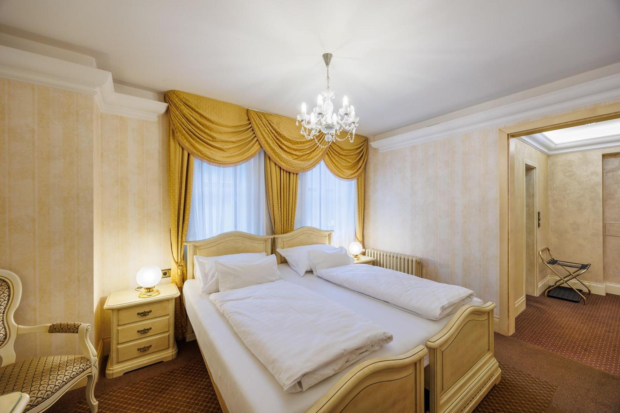 Hotel Chateau Cihelny การ์โลวีวารี ภายนอก รูปภาพ