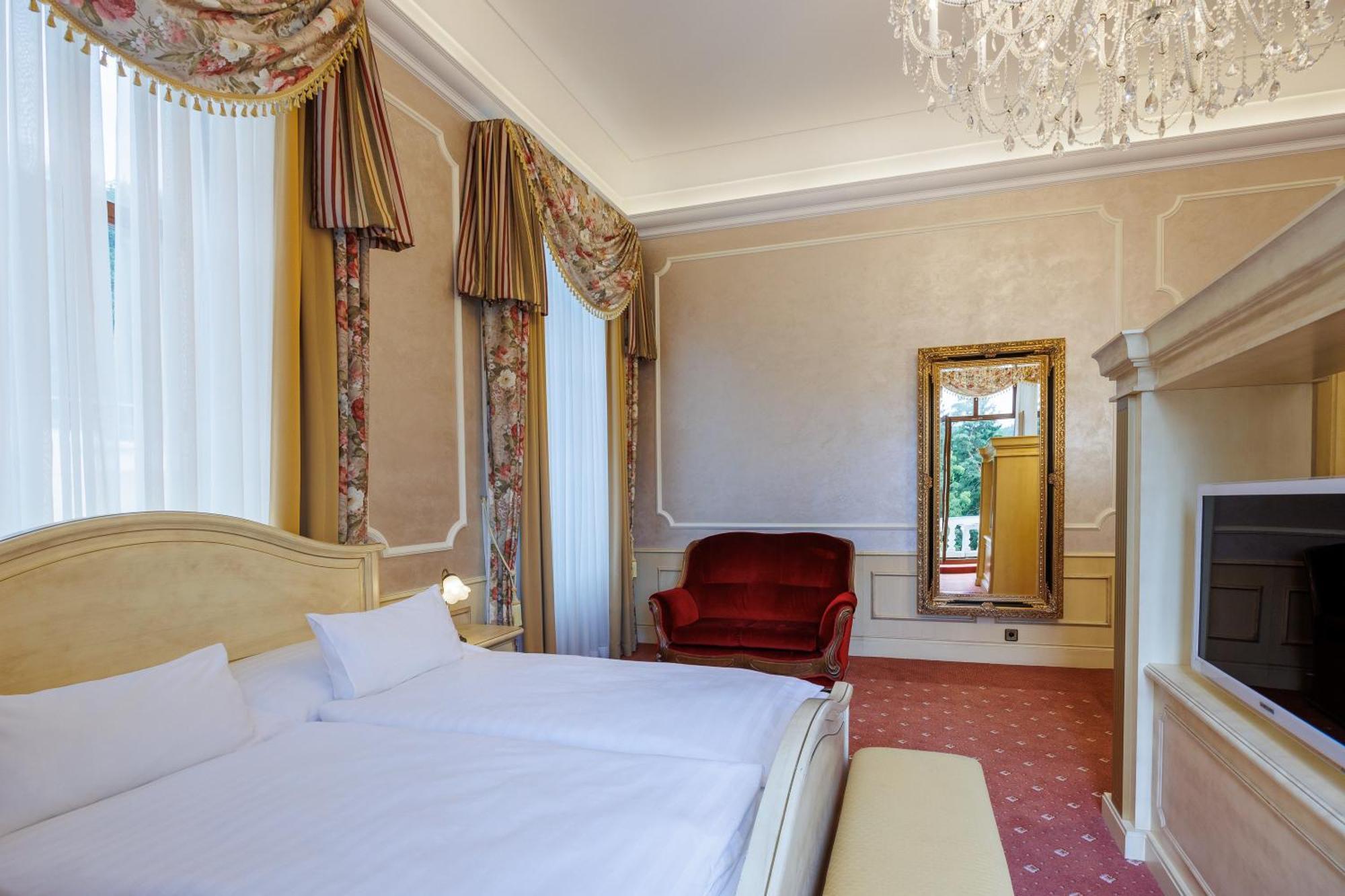Hotel Chateau Cihelny การ์โลวีวารี ภายนอก รูปภาพ