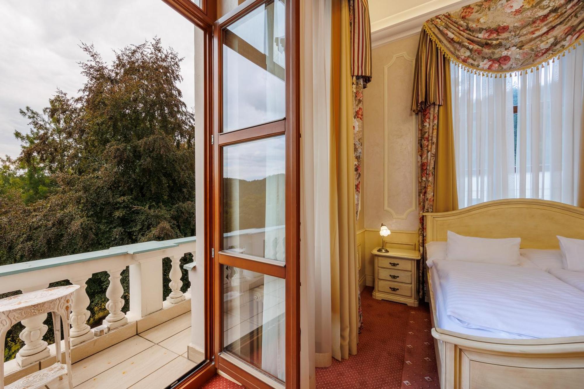 Hotel Chateau Cihelny การ์โลวีวารี ภายนอก รูปภาพ