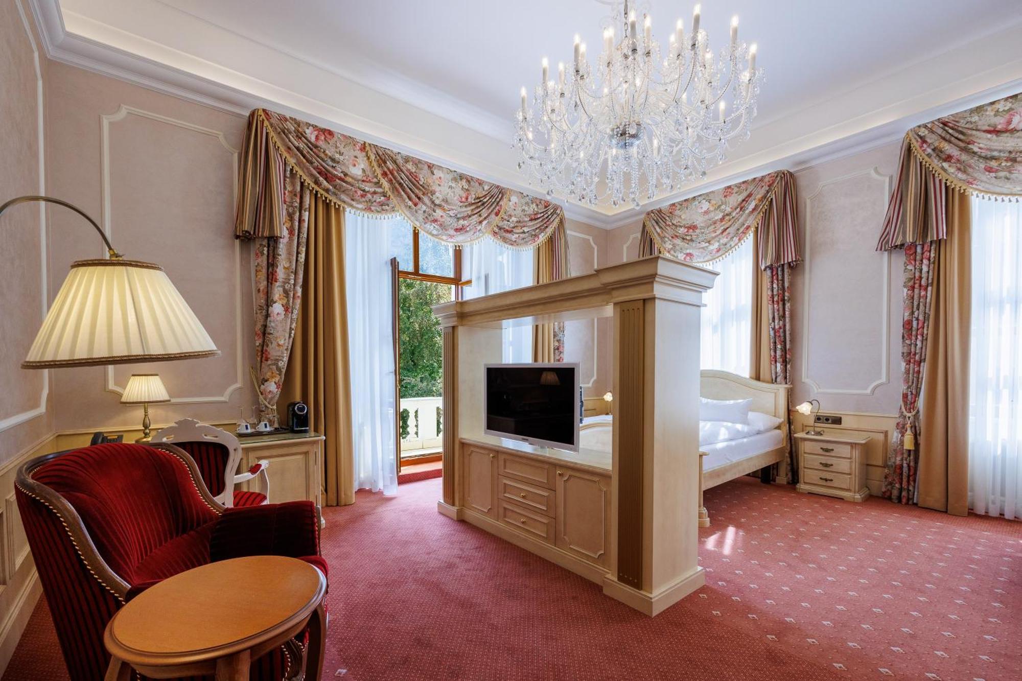 Hotel Chateau Cihelny การ์โลวีวารี ภายนอก รูปภาพ